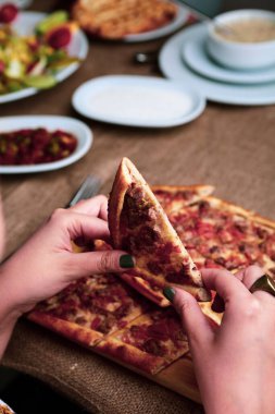 Geleneksel Türkçe fırında pide. Türk pizzası, Orta Doğu aperatifleri. Türk mutfağı. Et ile doldurulmuş çam