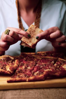 Geleneksel Türkçe fırında pide. Türk pizzası, Orta Doğu aperatifleri. Türk mutfağı. Et ile doldurulmuş çam