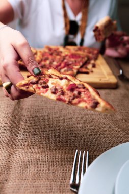 Geleneksel Türkçe fırında pide. Türk pizzası, Orta Doğu aperatifleri. Türk mutfağı. Et ile doldurulmuş çam