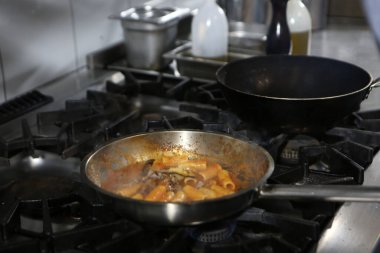 Lezzetli soslu lezzetli klasik İtalyan makarnası..