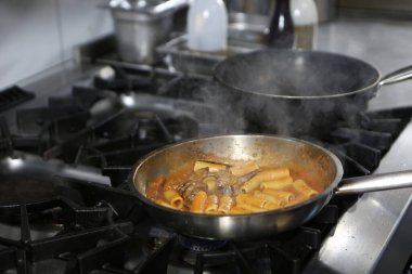 Lezzetli soslu lezzetli klasik İtalyan makarnası..