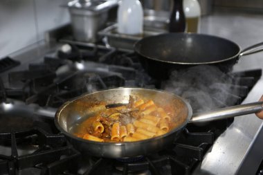 Lezzetli soslu lezzetli klasik İtalyan makarnası..