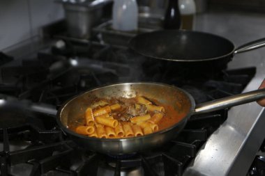 Lezzetli soslu lezzetli klasik İtalyan makarnası..