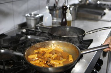 Lezzetli soslu lezzetli klasik İtalyan makarnası..