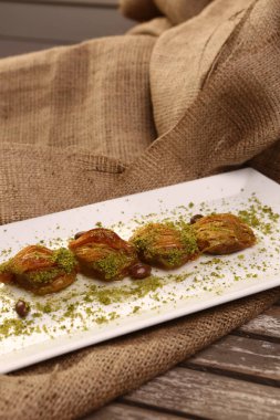 Geleneksel hindistancevizli tatlı baklavası. Ev yapımı fındıklı ve ballı baklava..