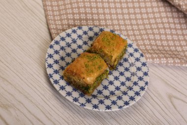 Geleneksel hindistancevizli tatlı baklavası. Ev yapımı fındıklı ve ballı baklava..