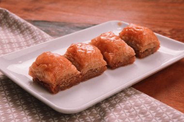 Geleneksel hindistancevizli tatlı baklavası. Ev yapımı fındıklı ve ballı baklava..