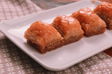 Geleneksel hindistancevizli tatlı baklavası. Ev yapımı fındıklı ve ballı baklava..