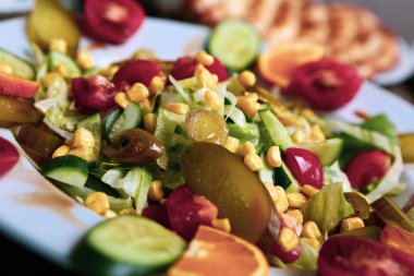 Taze salata tabağı ile karışık yeşillik