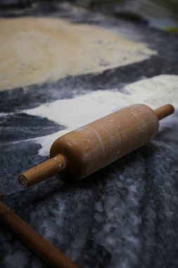 Türk pizzası ya da lahmacun yapmak - Akdeniz ülkelerinde fast food ve popüler sokak yemekleri. Hamur, kıyma ve sebze karışımı Türk pidesini pişirmek için..