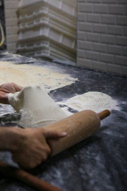 Türk pizzası ya da lahmacun yapmak - Akdeniz ülkelerinde fast food ve popüler sokak yemekleri. Hamur, kıyma ve sebze karışımı Türk pidesini pişirmek için..