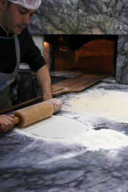Türk pizzası ya da lahmacun yapmak - Akdeniz ülkelerinde fast food ve popüler sokak yemekleri. Hamur, kıyma ve sebze karışımı Türk pidesini pişirmek için..