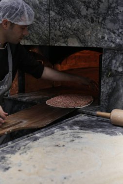 Türk pizzası ya da lahmacun yapmak - Akdeniz ülkelerinde fast food ve popüler sokak yemekleri. Hamur, kıyma ve sebze karışımı Türk pidesini pişirmek için..