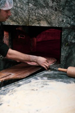 Türk pizzası ya da lahmacun yapmak - Akdeniz ülkelerinde fast food ve popüler sokak yemekleri. Hamur, kıyma ve sebze karışımı Türk pidesini pişirmek için..