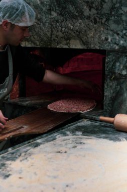 Türk pizzası ya da lahmacun yapmak - Akdeniz ülkelerinde fast food ve popüler sokak yemekleri. Hamur, kıyma ve sebze karışımı Türk pidesini pişirmek için..