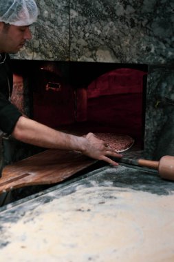 Türk pizzası ya da lahmacun yapmak - Akdeniz ülkelerinde fast food ve popüler sokak yemekleri. Hamur, kıyma ve sebze karışımı Türk pidesini pişirmek için..