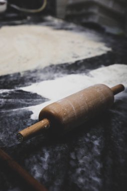 Türk pizzası ya da lahmacun yapmak - Akdeniz ülkelerinde fast food ve popüler sokak yemekleri. Hamur, kıyma ve sebze karışımı Türk pidesini pişirmek için..