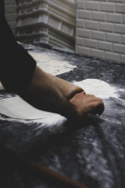 Türk pizzası ya da lahmacun yapmak - Akdeniz ülkelerinde fast food ve popüler sokak yemekleri. Hamur, kıyma ve sebze karışımı Türk pidesini pişirmek için..