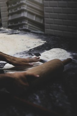 Türk pizzası ya da lahmacun yapmak - Akdeniz ülkelerinde fast food ve popüler sokak yemekleri. Hamur, kıyma ve sebze karışımı Türk pidesini pişirmek için..