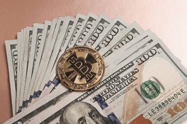 Multi Euro ve Dolar nakit, farklı türde yeni nesil banknotlar, ve bitcoin