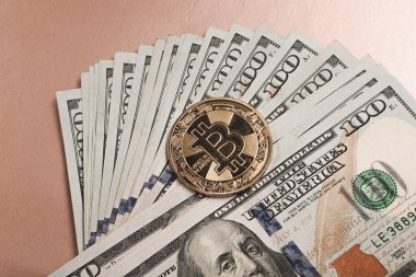 Multi Euro ve Dolar nakit, farklı türde yeni nesil banknotlar, ve bitcoin