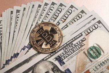 Multi Euro ve Dolar nakit, farklı türde yeni nesil banknotlar, ve bitcoin