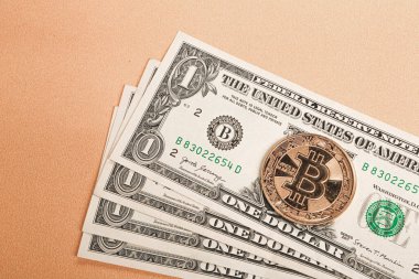 Multi Euro ve Dolar nakit, farklı türde yeni nesil banknotlar, ve bitcoin