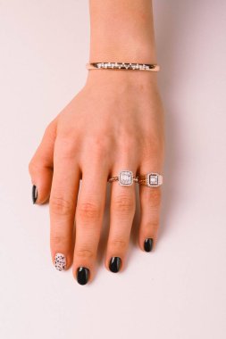 Elmas Mücevherler ve Moda Mücevherleri