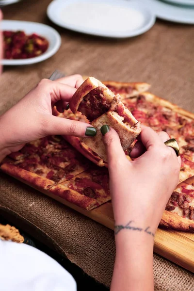 Geleneksel Türkçe fırında pide. Türk pizzası, Orta Doğu aperatifleri. Türk mutfağı. Et ile doldurulmuş çam