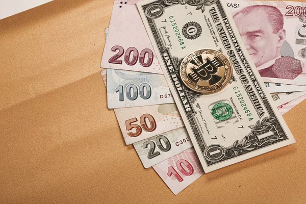 トルコのリラ紙幣 米ドルおよびビットコイン — ストック写真