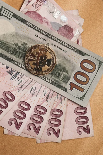 トルコのリラ紙幣 米ドルおよびビットコイン — ストック写真