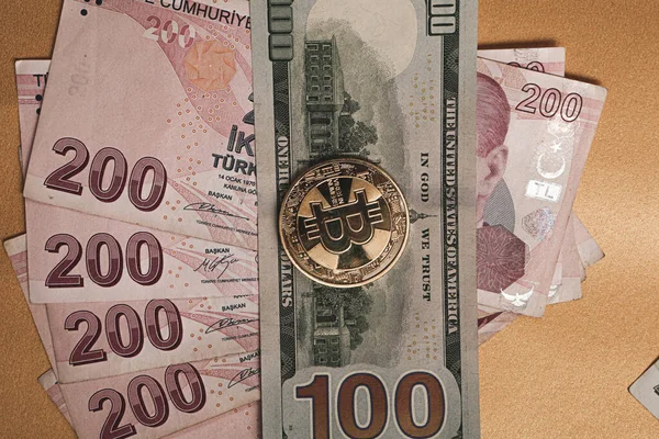 土耳其里拉钞票 美元和比特币 — 图库照片