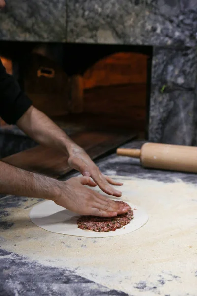 Výroba Turecké Pizzy Nebo Lahmacun Fast Food Populární Pouliční Jídlo — Stock fotografie