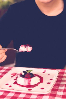 Masada lezzetli bir pasta var.