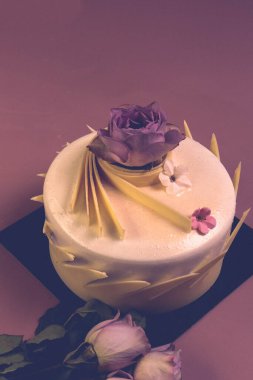 Masada lezzetli bir pasta var.