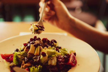 çekici beyaz salata, odak üstünde el yemek kadın ve çatal gülümseyen portresi.