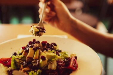 çekici beyaz salata, odak üstünde el yemek kadın ve çatal gülümseyen portresi.