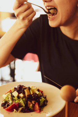 çekici beyaz salata, odak üstünde el yemek kadın ve çatal gülümseyen portresi.