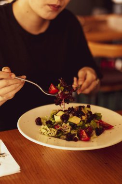 çekici beyaz salata, odak üstünde el yemek kadın ve çatal gülümseyen portresi.