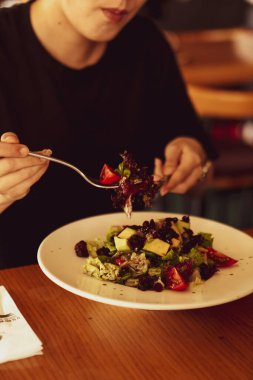 çekici beyaz salata, odak üstünde el yemek kadın ve çatal gülümseyen portresi.