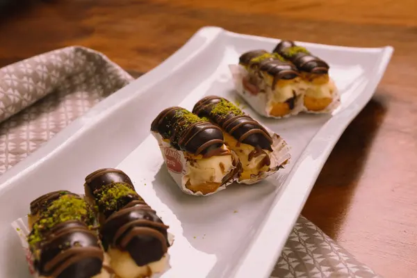 Tabuleiro Com Delicioso Bolo Mesa — Fotografia de Stock