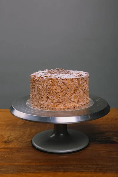 Tabuleiro Com Delicioso Bolo Mesa — Fotografia de Stock