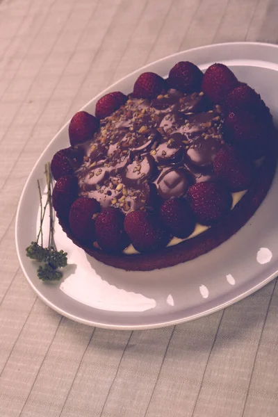 Junta Con Delicioso Pastel Mesa — Foto de Stock