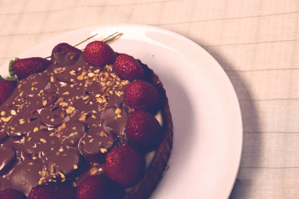 Tabuleiro Com Delicioso Bolo Mesa — Fotografia de Stock