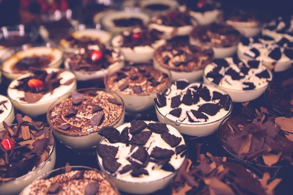 Tavola Con Deliziosa Torta Sul Tavolo — Foto Stock