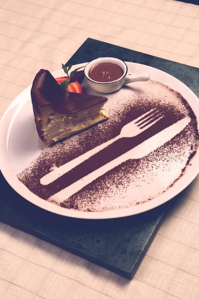 Tabuleiro Com Delicioso Bolo Mesa — Fotografia de Stock