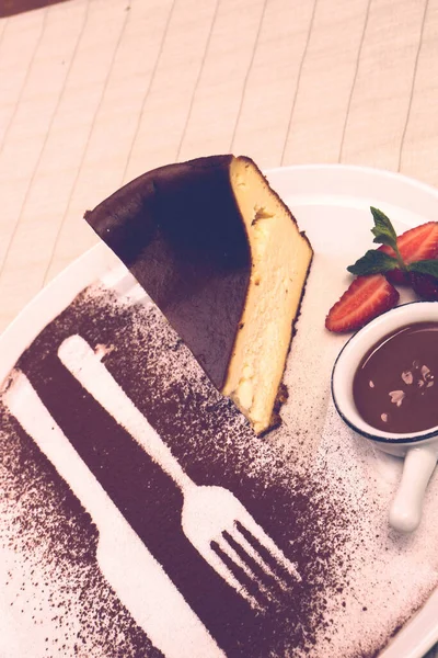 Plateau Avec Délicieux Gâteau Sur Table — Photo