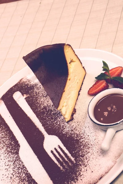 Plateau Avec Délicieux Gâteau Sur Table — Photo