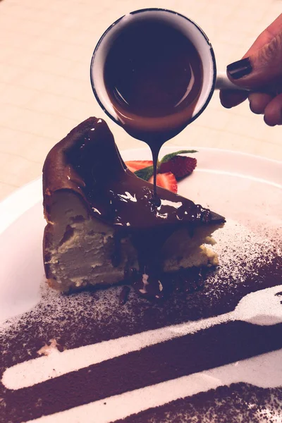 Tabuleiro Com Delicioso Bolo Mesa — Fotografia de Stock