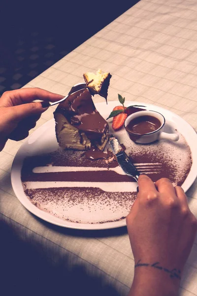 Tabuleiro Com Delicioso Bolo Mesa — Fotografia de Stock